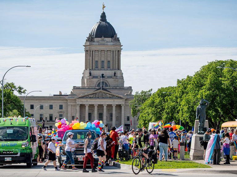 Kanada ist mit vier anderen Ländern auf Platz Eins der LGBTQ+-freundlichsten Reiseziele 2024. Pride-Parade in Winnipeg, Kanada