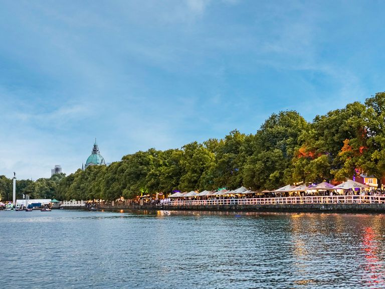 Blick auf den Maschsee und das Rathaus im Hintergrund