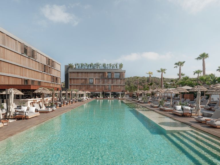 Holz, so weit das Auge reicht: das Oku Ibiza Oku Ibiza Pool