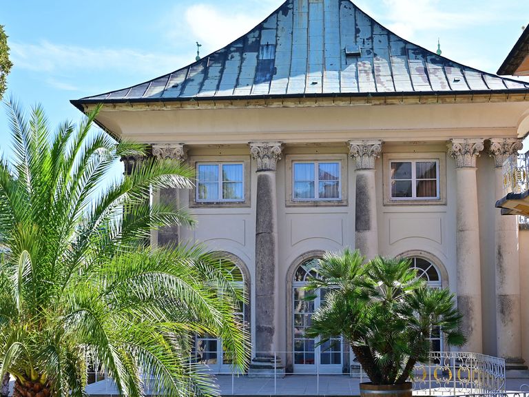 weißer Palais im Park Pillnitz in Dresden