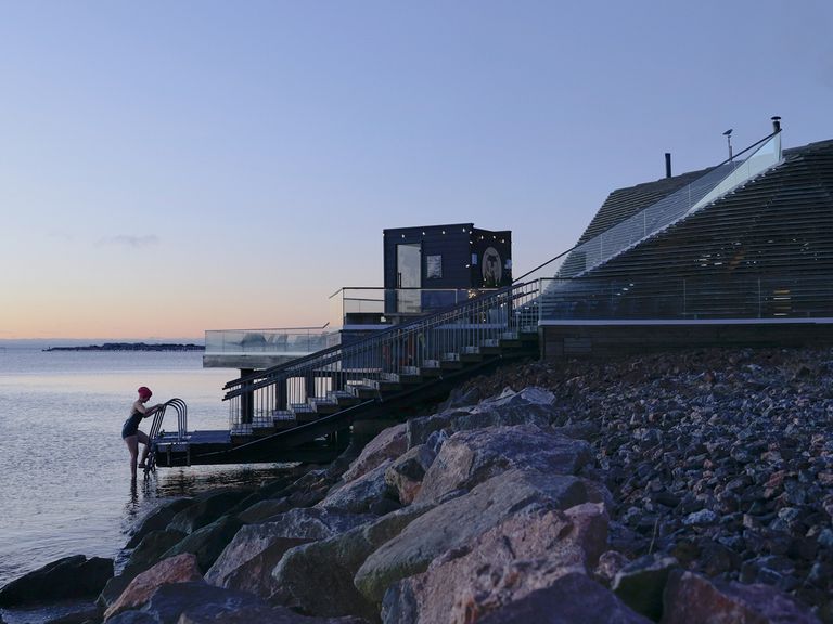 Eins mit dem Stein: die Löyly-Sauna in Helsinki Löyly-Sauna in Helsinki, Finnland