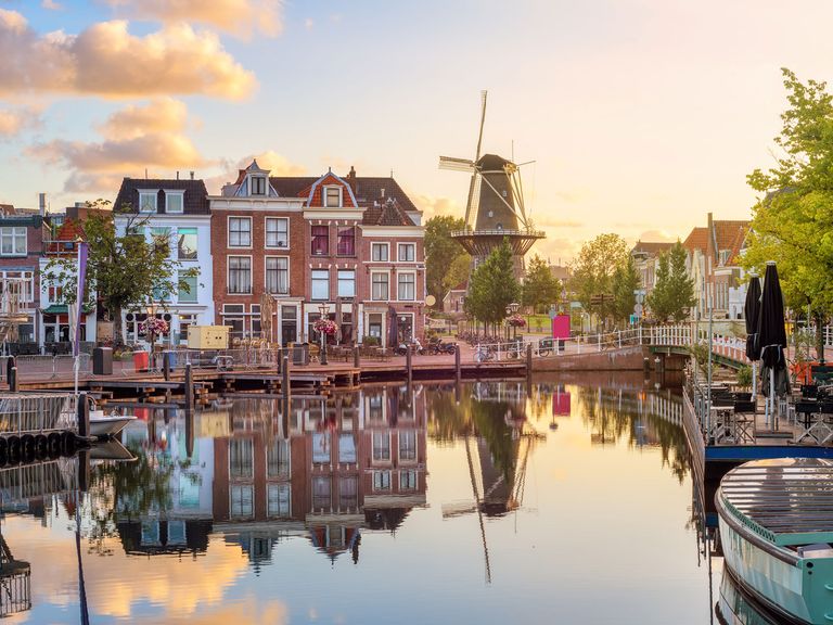Wie Amsterdam, nur gemütlich: die niederländische Stadt Leiden Grachten und Windmühle in der Altstadt von Leiden, Niederlande