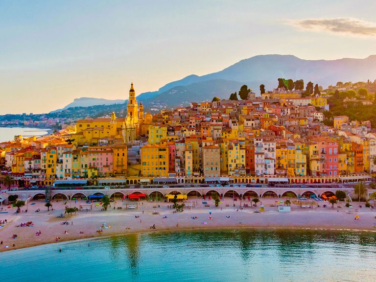 Blick auf die bunten Häuser von Menton an der Côte d'Azur