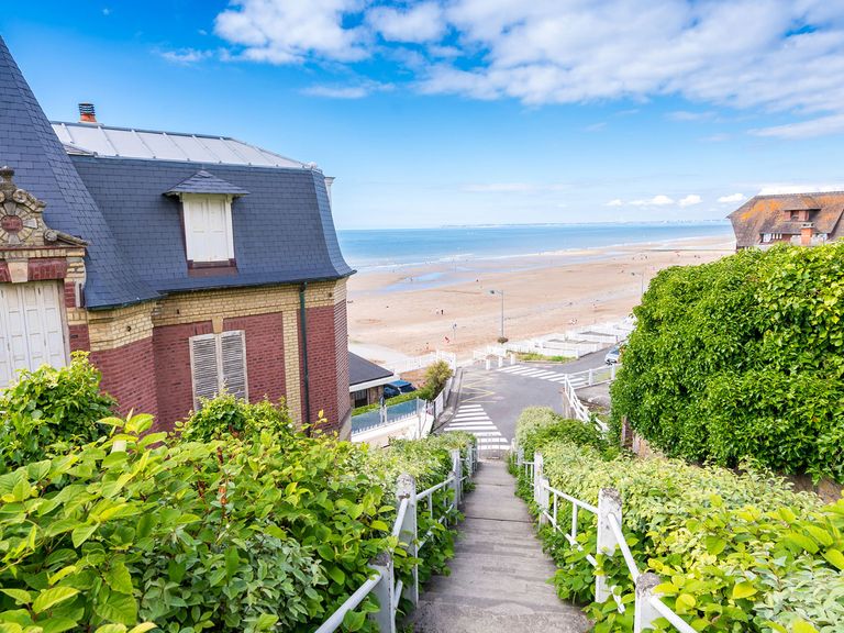 Deauville gilt als gehobener Badeort in der Normandie.  schicke Häuser am Strandzugang von Deauville, Normandie