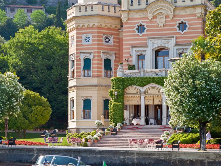Riva-Boot vor der Villa Feltrinelli auf dem Gardasee