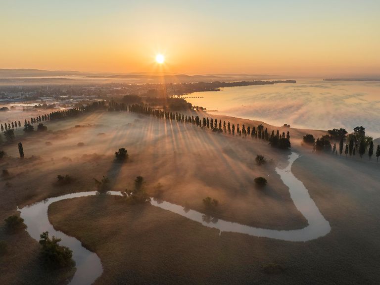 Neben liegt über dem Bodensee und seinem Ufer in Baden-Württemberg Bodensee Ufer, Baden-Württemberg