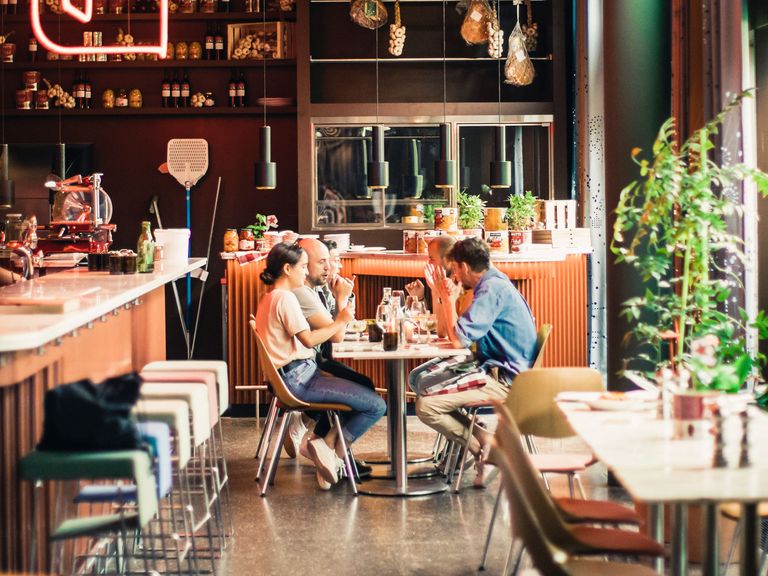 Menschen sitzen am Tisch im 25hours Hotel in Zürich