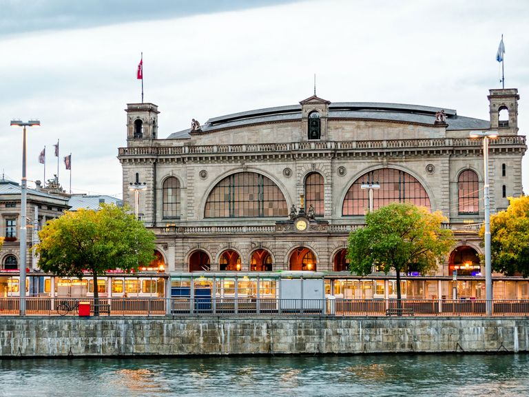 Rund um den Zürcher Hauptbahnhof finden sich etliche besondere Restaurants, Läden und Cafés. Hauptbahnhof Zürich