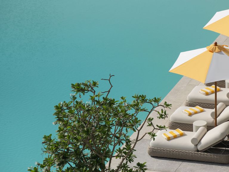 Das Delano Dubai hat im Herbst 2024 eröffnet. Liegen und Sonnenschirme am Pool im Delano Dubai