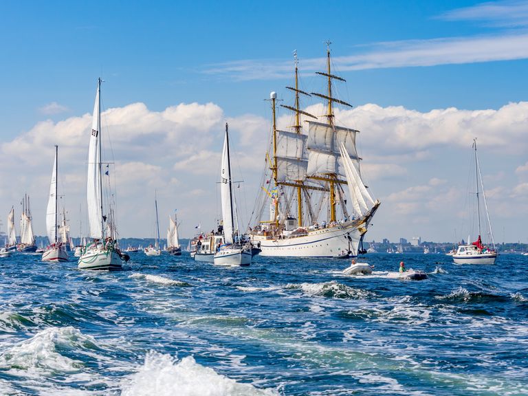 Die Windjammerparade gilt als besonderer Höhepunkt der Kieler Woche. Windjammerparade auf der Kieler Woche