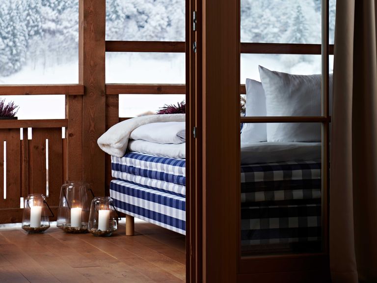 Hästens-Bett mit Blick auf die Alpen im Berghotel Rehlegg Berghotel Rehlegg, Berchtesgarden, Bayern
