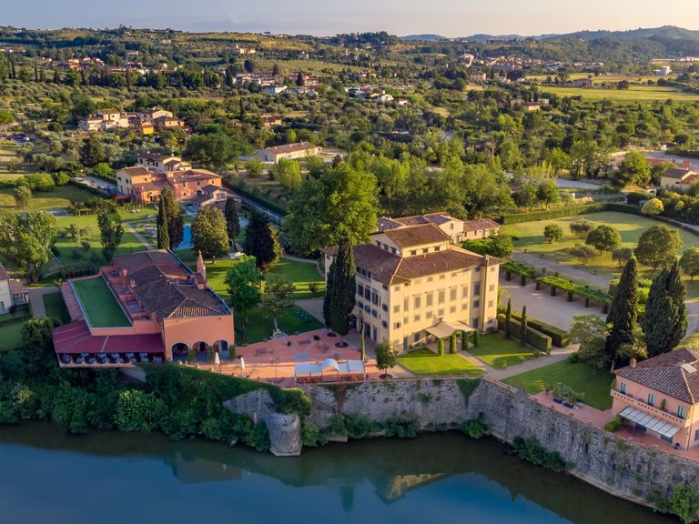 Die Villa La Massa gehört zu den berühmtesten Hotels in Italien. Luftaufnahme der Villa La Massa in Florenz