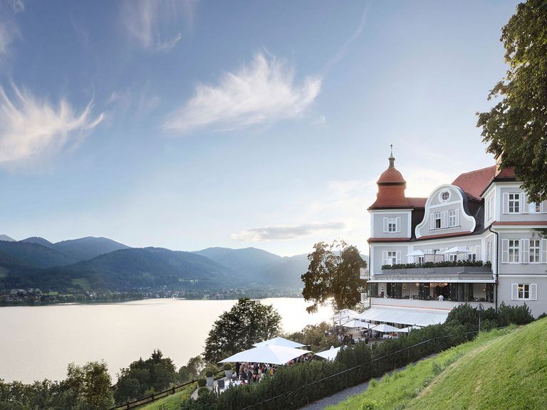 Das Sengerschloss ist ein Teil des Hotels DAS TEGERNSEE am gleichnamigen Gewässer. Sengerschloss des Hotels DAS TEGERNSEE, Blick auf den See