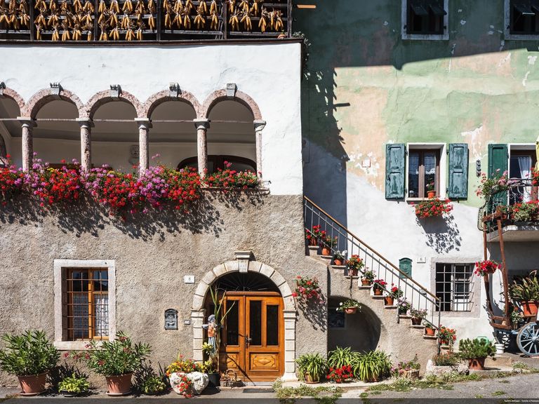 Dorf im Trentino, Balkon mit Blumen