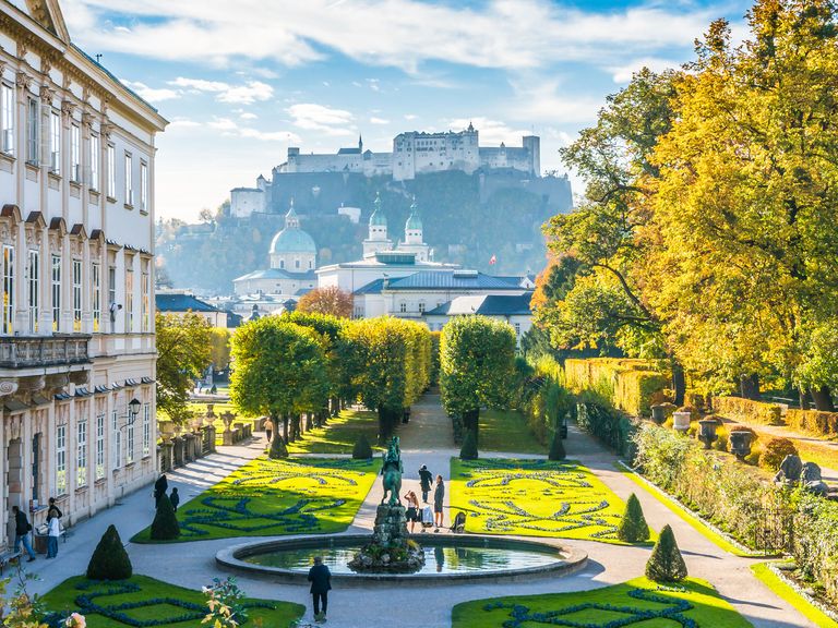 Hier zu sehen: Garten und Schloss Mirabell mit Blick auf die Festung Hohensalzburg. Schloss Mirabell mit Blick auf die Festung Hohensalzburg