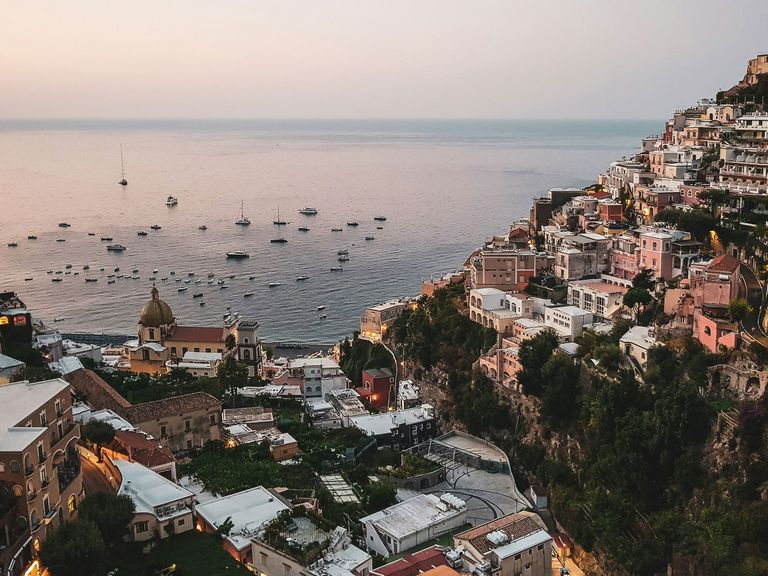 Aus dem einstigen Fischerdorf Positano wurde die gut besuchte „Perle der Amalfiküste“. Blick von oben auf Positano und das Meer