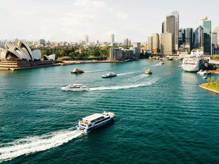 Ikonische Kulisse: der Hafen von Sydney mit dem weltberühmten Opera House. Sydney Harbour und Opera House