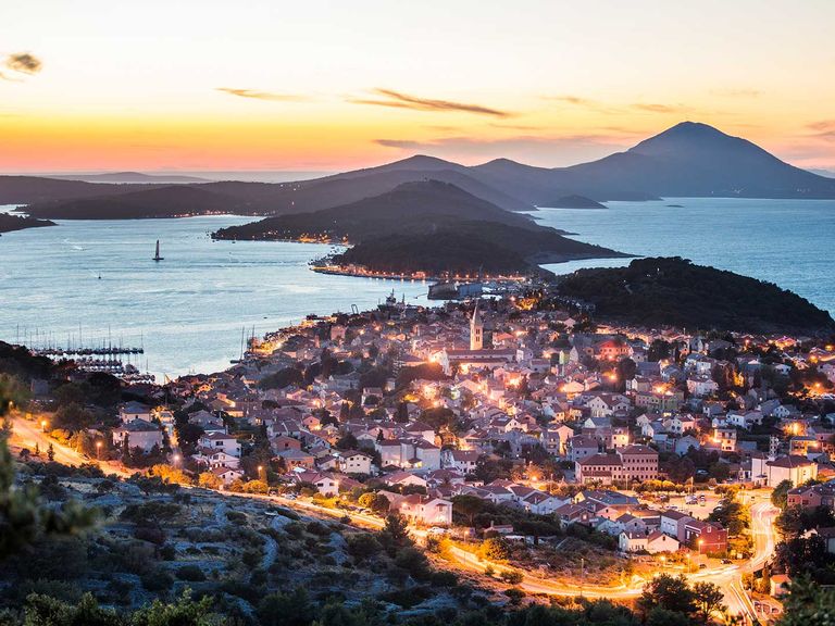 Städtchen mit langer Historie und Traumlage: Mali Lošinj zur blauen Stunde Mali Lošinj am Abend