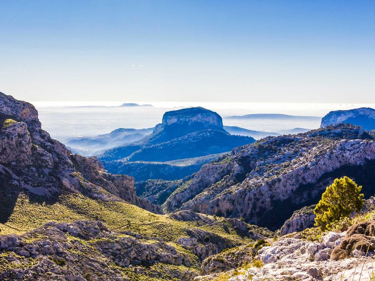 Das Tramuntana-Gebirge im Nordwesten der Insel steht für kaum berührte Natur von wilder Schönheit. Tramuntana-Gebirge im Nordwesten der Insel Mallorca