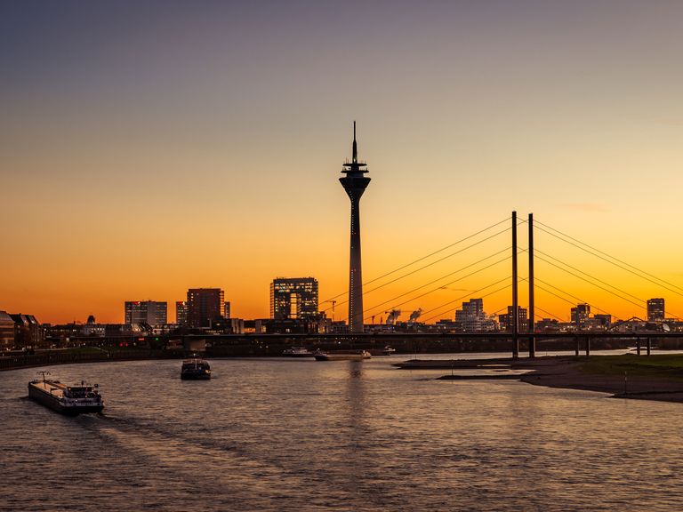 Sonnenuntergang &uuml;ber dem Rhein in D&uuml;sseldorf