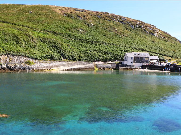 Die türkisfarbene Bucht von Cape Clear Island Cape Clear Island, Irland