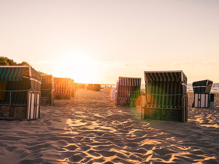 Usedom steht seinem Nachbarn Rügen in nichts nach. Strandkörbe am Strand von Usedom