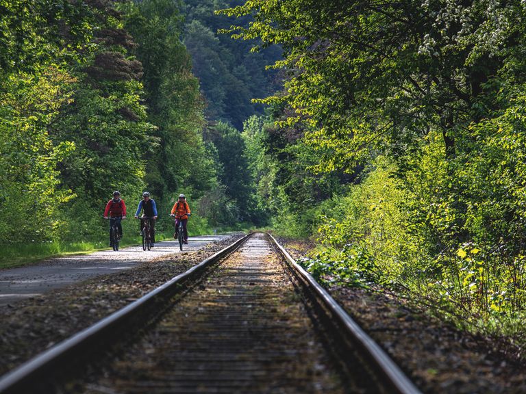Fahrradfahrer:innen auf dem Kanonenbahn-Radweg in Thüringen