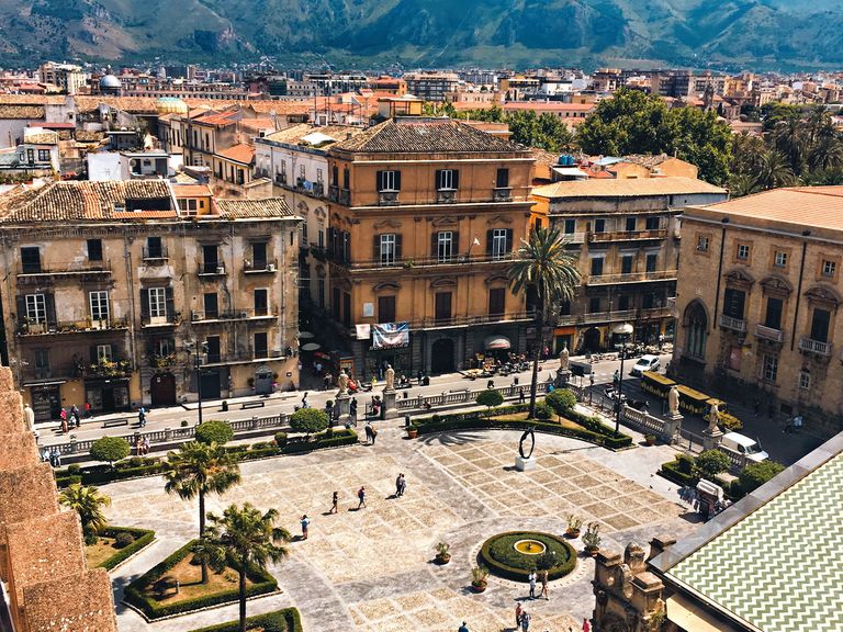 In Palermo warten zahlreiche prächtige Kirchen, atemberaubende Aussichten und ein mondäner Stadtstrand. Palermo in Sizilien, Aufnahme von oben