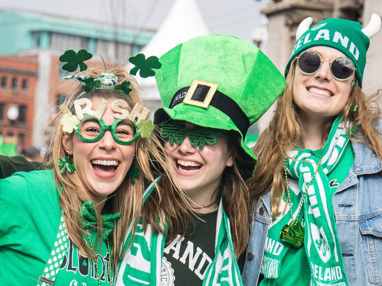 Der St. Patrick’s Day wird jedes Jahr am 17. März gefeiert. St. Patrick’s Day, Frauen bei der Parade in Dublin
