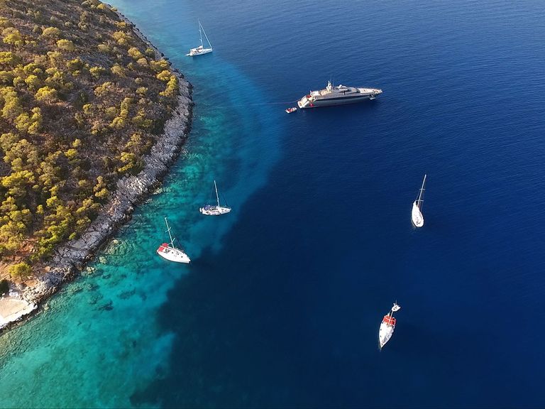 Agistri, Insel im Saronischen Golf, von oben, Segelboote und ein Schiff
