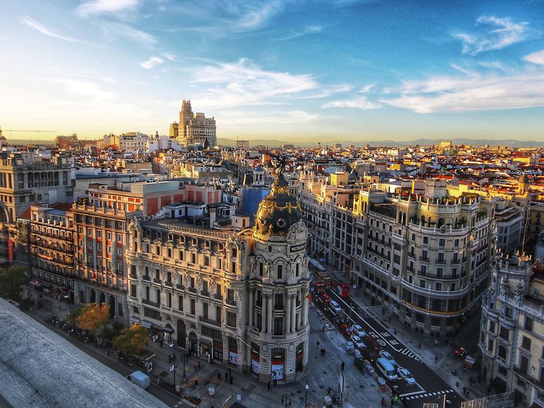 Blick auf die Gran Vía von Madrid, von oben