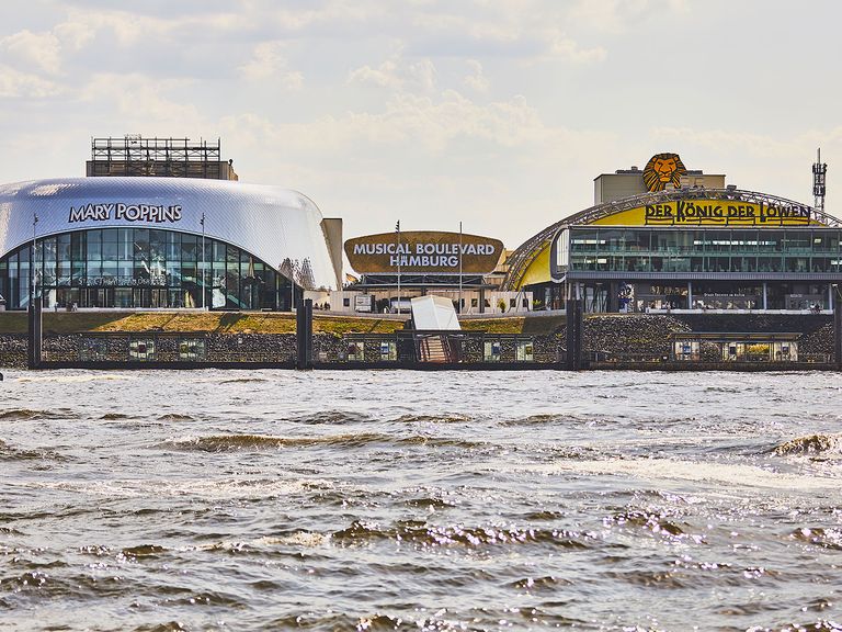 Keine andere Stadt in Deutschland zieht so viele Besucher:innen mit ihren Musicals an wie Hamburg. Musicalboulevard Hamburg, König der Löwen und Mary Poppins