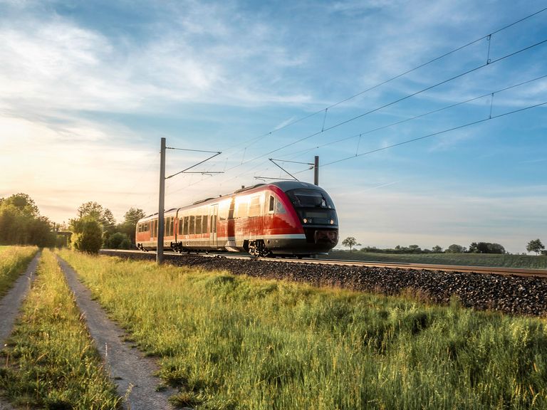 Zug der Deutschen Bahn, unterwegs in Natur