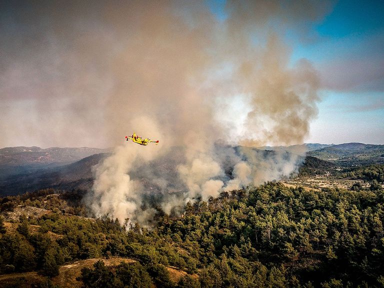 Hier zu sehen: ein Hubschrauber der Feuerwehr auf Rhodos Hubschrauber der Feuerwehr auf Rhodos, Waldbrände