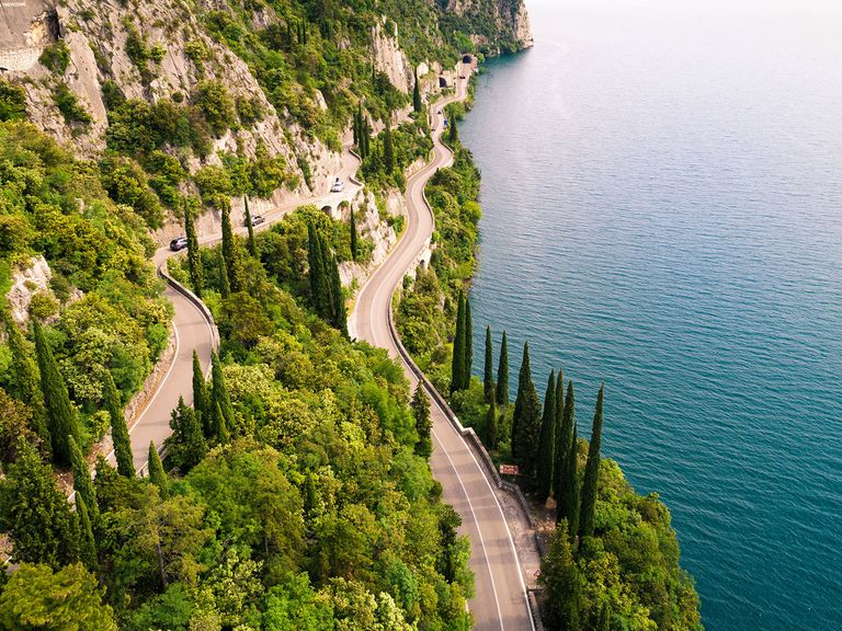 An vielen Stellen führt die Strada della Forra auch direkt am Gardasee-Ufer entlang. Luftaufnahme der Strada della Forra, Gardasee