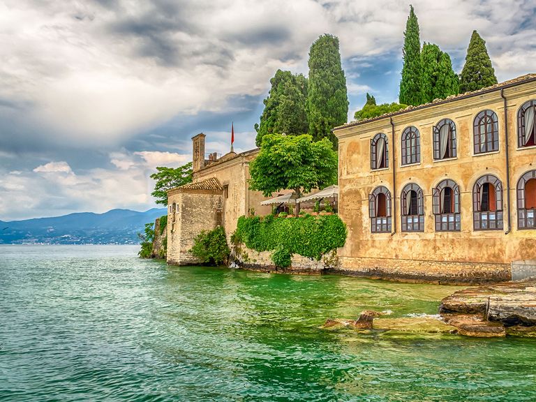 Das Hotel „Locanda San Vigilio“ ist eines der beliebtesten Fotomotive auf der Halbinsel. Locanda San Vigilio, Punta San Vigilio (Gardasee)