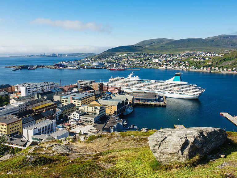 Hammerfest gilt weithin als die nördlichste Stadt der Welt – tatsächlich zu Unrecht. Blick auf Hammerfest und seinen Hafen