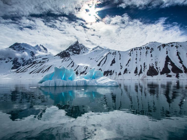 Weiß-blaue Arktis auf Spitzbergen Spitzbergen Norwegen Arktis