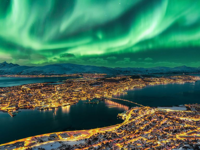 Hier zu sehen: Polarlichter über Tromsø Blick auf Tromsø und Polarlichter