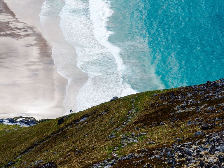 Die Lofoten sind ein Paradies für Surfer:innen und Naturliebhaber:innen. Blick von oben auf Strand und Berg, Lofoten