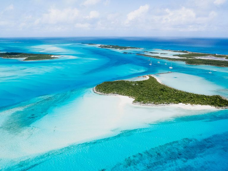 Die Inselwelt Exuma (Bahamas) ist traumhaft schön – und vielfach unberührt. Luftaufnahme von Exuma, Bahamas