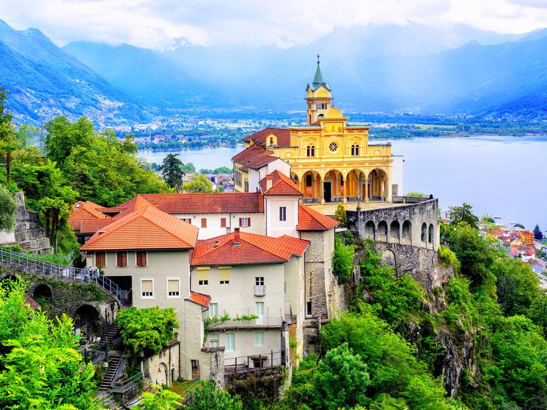 Die Kirche Madonna del Sasso etwas oberhalb der Stadt Locarno Kirche Madonna del Sasso mit Blick auf Locarno