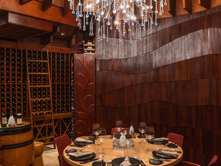 Stühle und gedeckter Tisch unter einem Kronleuchter