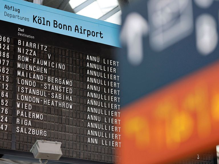 Eine Infotafel am Flughafen Köln/Bonn zeigt gestrichene Flüge an.
