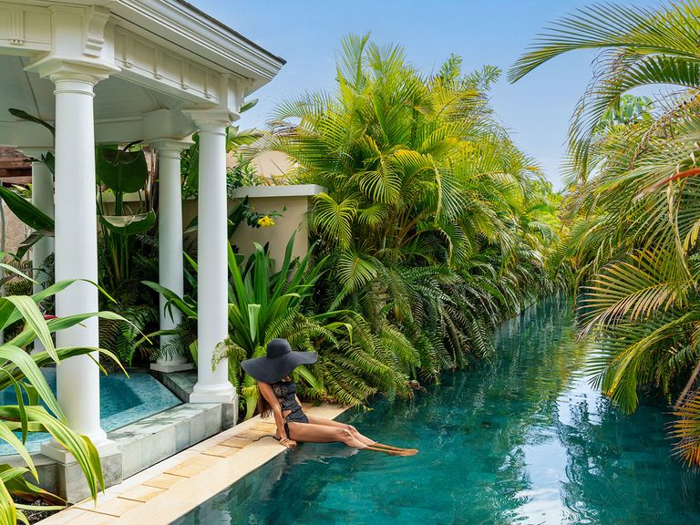 Frau sitzt am Ufer des Flusses im Royal River