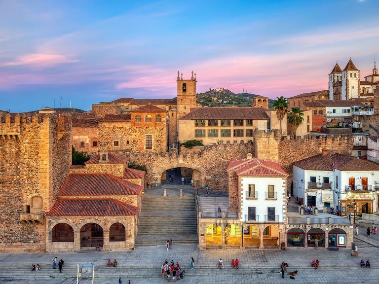 Unbezahlbar: der Blick auf die Plaza Mayor in Cáceres. Plaza Mayor in Cáceres bei Sonnenuntergang