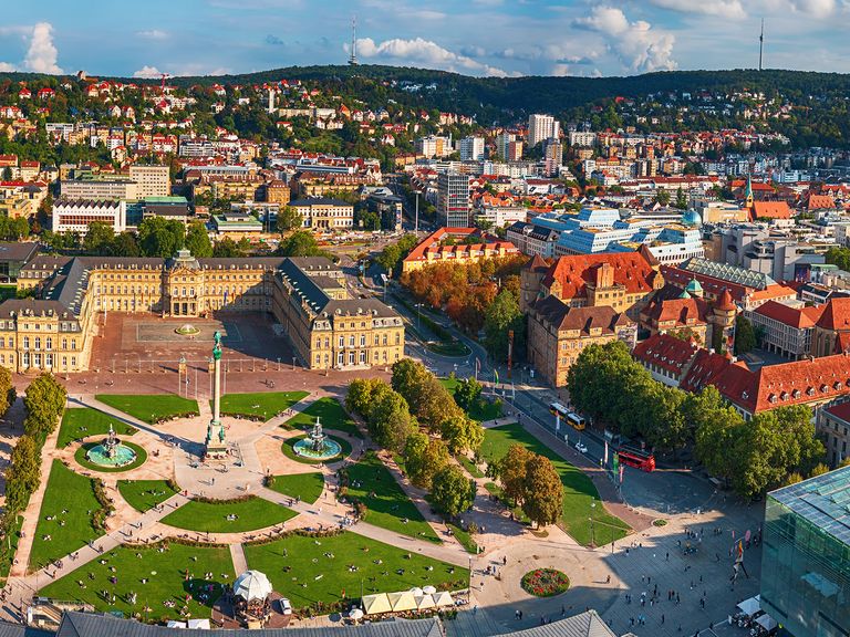 Stuttgart vereint alles, was man bei einem Städtetrip braucht. Luftaufnahme von Stuttgart mit Schlossplatz