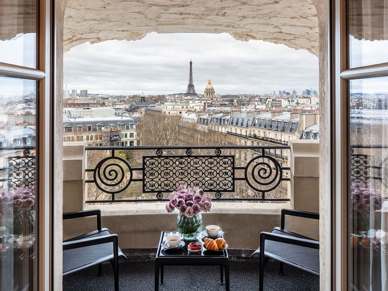 Blick aus dem Fenster auf den Eiffelturm