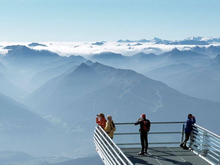 Besucher:innen erkunden den Sky Walk am Dachstein-Gipfel Sky Walk am Dachstein in der Steiermark