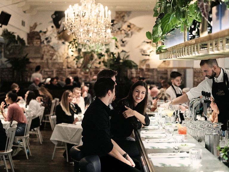 Der Salon Marie ist ein Highlight im Grand Hôtel Wiesler in Graz. Menschen im Salon Marie im Grand Hôtel Wiesler in Graz